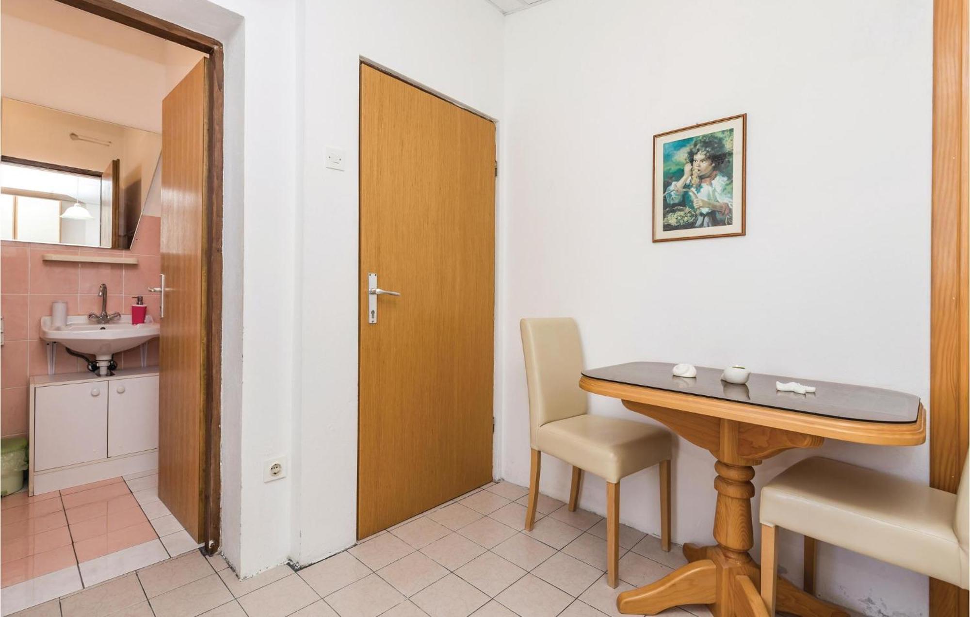Awesome Apartment In Dinjiska With Kitchen Kültér fotó